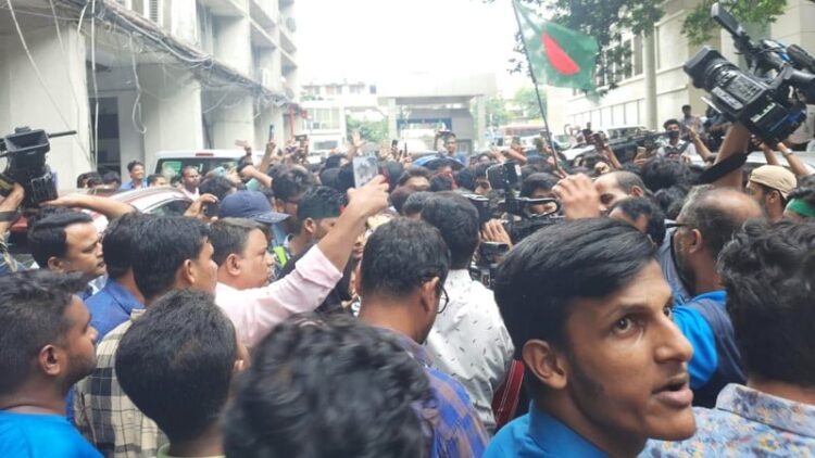 এইচএসসি পরীক্ষা বাতিলের দাবিতে সচিবালয়ে ঢুকে পড়ল হাজারো পরীক্ষার্থী