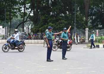 এক সপ্তাহ পর ঢাকার সড়কে ফিরল ট্রাফিক পুলিশ