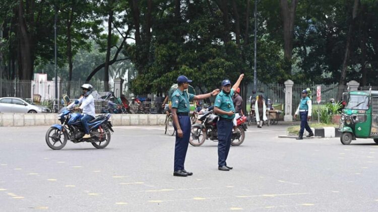 এক সপ্তাহ পর ঢাকার সড়কে ফিরল ট্রাফিক পুলিশ
