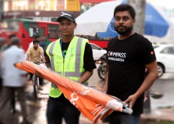 ট্রাফিক পুলিশের মাঝে ছাতা বিতরণ শাওমির