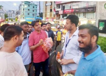 সড়কে শৃঙ্খলা রক্ষার দায়িত্বে থাকা শিক্ষার্থীদের পাশে চট্টগ্রাম মহানগর ছাত্রদল