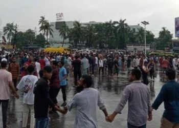 খুলনায় শিক্ষার্থী-পুলিশের সংঘর্ষে গুলিবিদ্ধ সাত, চারজনের অবস্থা সংকটাপন্ন