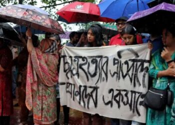 ঢাকার বিভিন্ন স্থানে গণমিছিল, সড়ক অবরোধ