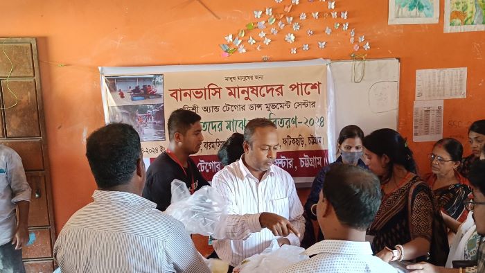 বন্যার্তদের মাঝে ওটিডিএমসি ও কথাসুন্দর নাট্যদলের ত্রাণ বিতরণ