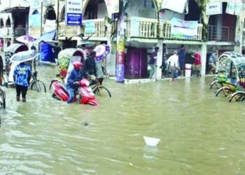 ভারী বৃষ্টিতে চট্টগ্রাম সিটির নিম্নাঞ্চলে জলাবদ্ধতা, পাহাড়ধসের শঙ্কা