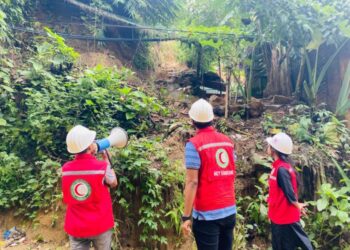 পাহাড় ধ্বসের শঙ্কায় জঙ্গল সলিমপুরে রেড ক্রিসেন্ট চট্টগ্রামের সচেতনতামূলক মাইকিং