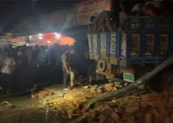 নতুন ব্রীজে নিয়ন্ত্রণ হারিয়ে ট্রাক ঢুকে পড়ল দোকানে, দুইজনের মৃত্যু; আহত দশ