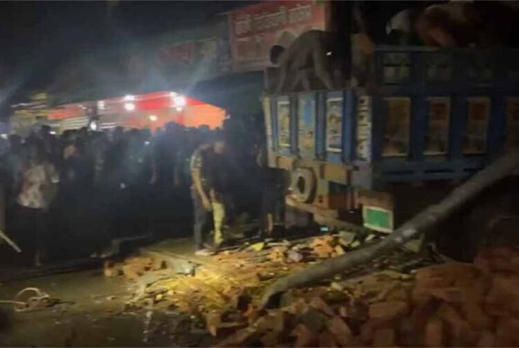 নতুন ব্রীজে নিয়ন্ত্রণ হারিয়ে ট্রাক ঢুকে পড়ল দোকানে, দুইজনের মৃত্যু; আহত দশ