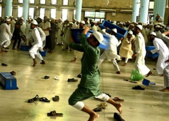 বায়তুল মোকাররমে মুসল্লিদের দুই গ্রুপের সংঘর্ষ; আহত অর্ধশতাধিক