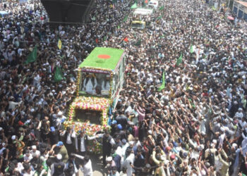 চট্টগ্রামে ঈদে মিলাদুন্নবীর শোভাযাত্রায় জনস্রোত, মাজার ভাঙার প্রতিবাদ