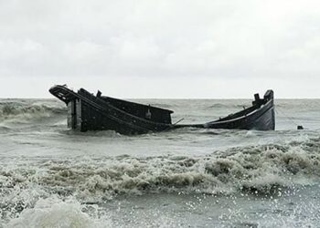 হাতিয়ার মেঘনায় দশ ট্রলার ডুবি, আট মাঝিসহ পাঁচ ট্রলার নিখোঁজ