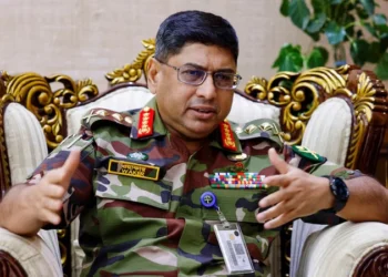 ‘যাই হোক না কেন’ অন্তর্বর্তী সরকারকে সমর্থনের প্রতিশ্রুতি সেনাপ্রধানের