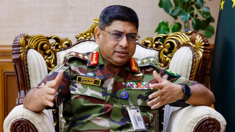 ‘যাই হোক না কেন’ অন্তর্বর্তী সরকারকে সমর্থনের প্রতিশ্রুতি সেনাপ্রধানের