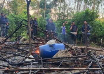 মহেশখালীতে দেশীয় মদ তৈরির কারখানা ধ্বংস করল নৌবাহিনী