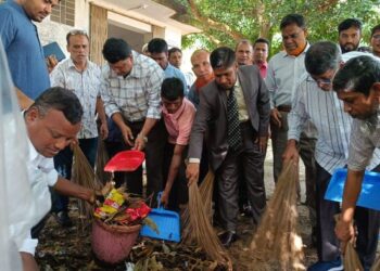 ক্যাম্পাস পরিচ্ছন্নতায় অংশ নিলেন চবির উপাচার্য