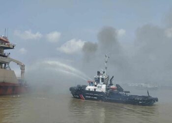 পতেঙ্গায় বিএসসির জাহাজে বিস্ফোরণের পর আগুন