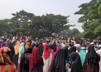 ঢাকা-চট্টগ্রাম মহাসড়ক অবরোধ জেএমআই ইন্ড্রাস্ট্রিয়াল পার্কের শ্রমিকদের