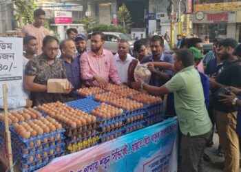 চট্টগ্রামে সাড়া ফেলেছে ১১ যুবকের ন্যায্য দামের ডিম ও কৃষি পণ্য বিক্রি