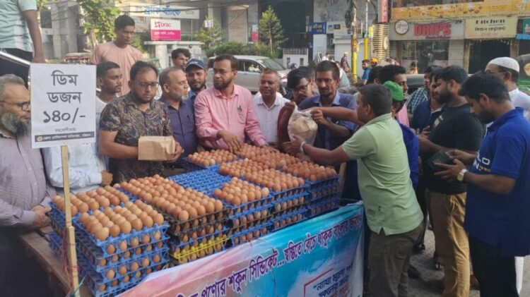 চট্টগ্রামে সাড়া ফেলেছে ১১ যুবকের ন্যায্য দামের ডিম ও কৃষি পণ্য বিক্রি
