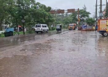 ঘূর্ণিঝড় ডানার প্রভাবে লক্ষীপুরে গুড়িগুড়ি বৃষ্টি ও ঝড়ো হাওয়া