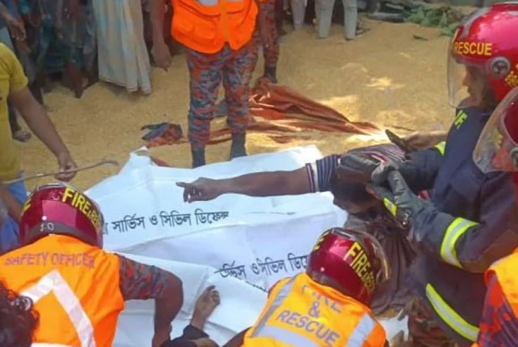 মিরসরাইয়ে সড়ক দুর্ঘটনায় পাণ গেল একই পরিবারের চারজনের