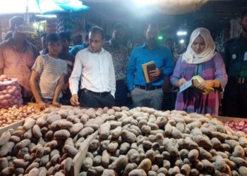 পাহাড়তলী রেলওয়ে বাজারে ভোক্তা অধিকার সংরক্ষণ অধিদপ্তরের তদারকি, জরিমানা