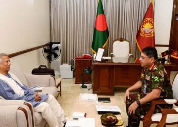 দেশে ফিরেই প্রধান উপদেষ্টার সাথে সাক্ষাৎ সেনাপ্রধানের