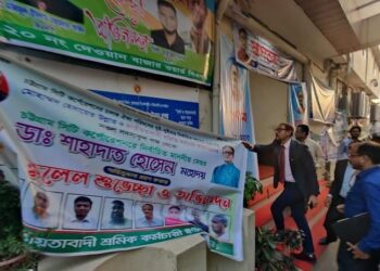 সিটির সৌন্দর্য্য রক্ষায় নিজের ব্যানার নিজেই ছিড়লেন চসিকের মেয়র