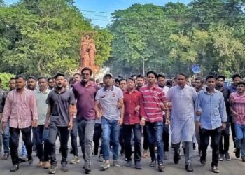 ছাত্রলীগের বিচারের দাবিতে চবি ছাত্রদলের প্রতিবাদ মিছিল ও সমাবেশ