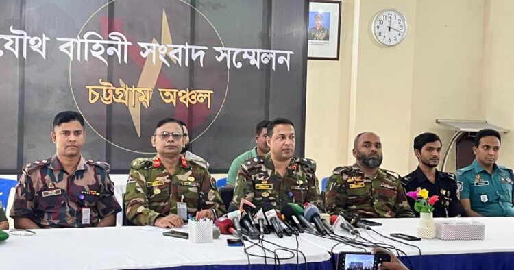 হাজারি গলিতে যৌথবাহিনীর অভিযানে এসিড হামলার ঘটনায় সন্দেহভাজন ৮০ জন আটক