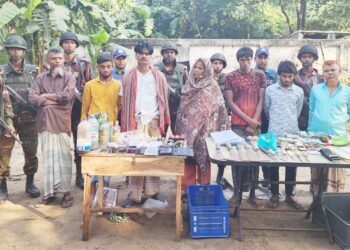 চট্টগ্রামে অস্ত্র, মাদক ও নগদ ১৫ লাখ টাকাসহ পাঁচ দুষ্কৃতিকারী আটক