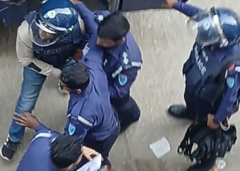 ব্যারিস্টার সুমনের ওপর পচা ডিম নিক্ষেপ