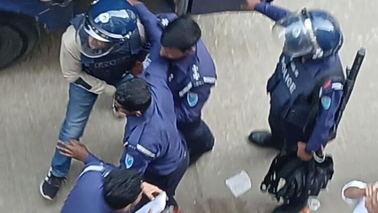 ব্যারিস্টার সুমনের ওপর পচা ডিম নিক্ষেপ