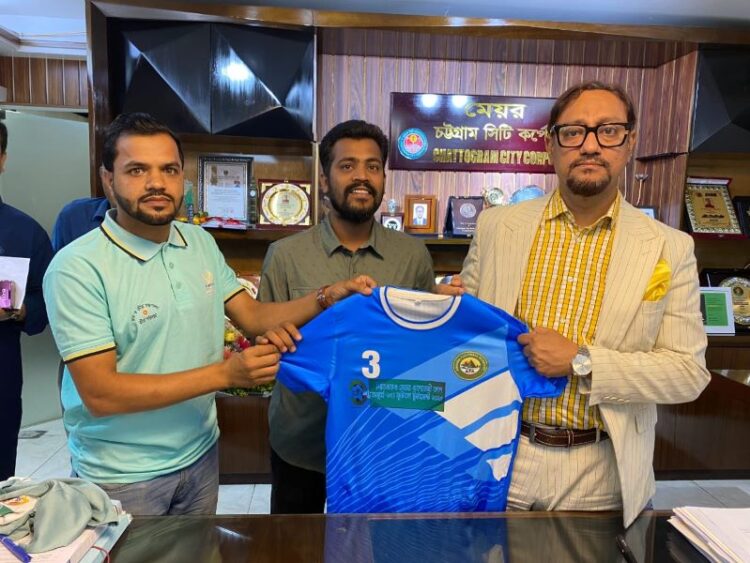 আনোয়ারা ফুটবল একাডেমির জার্সি উন্মোচন করলেন চসিক মেয়র
