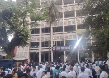 ভাঙচুর ও হত্যাচেষ্টা মামলায় আওয়ামীপন্থী ৮৪ আইনজীবীকে কারাগারে পাঠানোর নির্দেশ