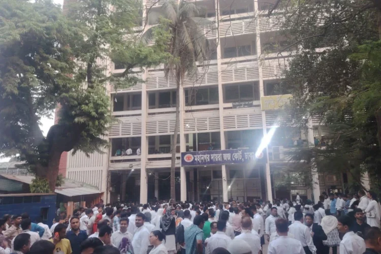 ভাঙচুর ও হত্যাচেষ্টা মামলায় আওয়ামীপন্থী ৮৪ আইনজীবীকে কারাগারে পাঠানোর নির্দেশ