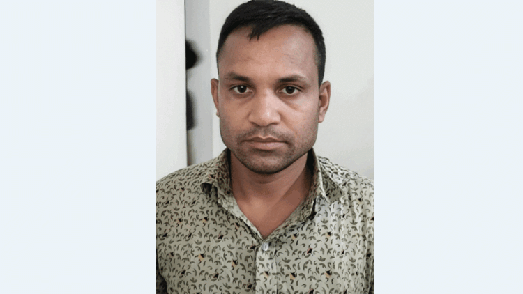 লোহাগাড়া থানা থেকে লুটের অস্ত্র বিক্রির মূলহোতা গ্রেফতার