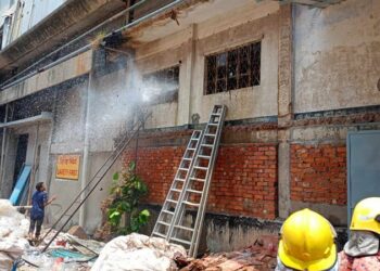 পতেঙ্গায় কার্টন গোডাউনে আগুন