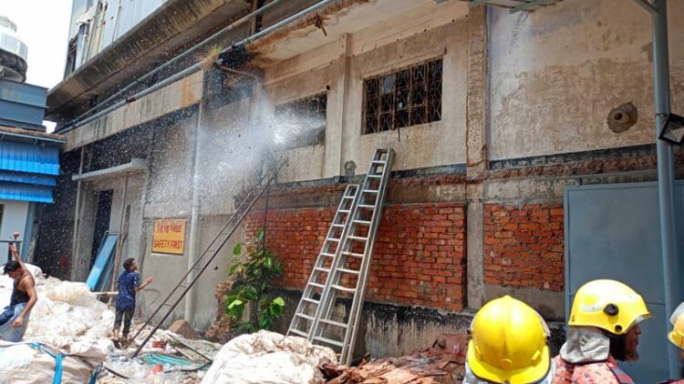 পতেঙ্গায় কার্টন গোডাউনে আগুন