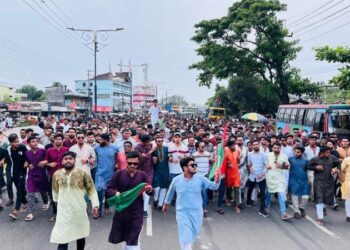 ছাত্রদল কর্মীর উপর সন্ত্রাসী হামলার প্রতিবাদে মোস্তফা হাকিম কলেজ ও স্থানীয় নেতৃবৃন্দের বিক্ষোভ মিছিল