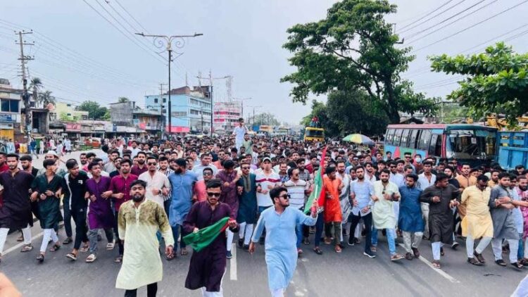 ছাত্রদল কর্মীর উপর সন্ত্রাসী হামলার প্রতিবাদে মোস্তফা হাকিম কলেজ ও স্থানীয় নেতৃবৃন্দের বিক্ষোভ মিছিল