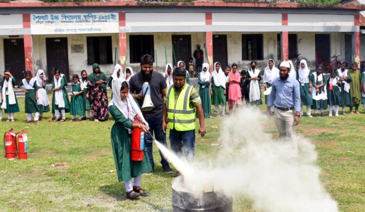 স্কুলে অগ্নি নিরাপত্তা প্রশিক্ষণ আয়োজন করল এনার্জিপ্যাক
