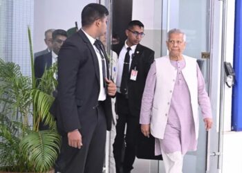 কাতারের পথে রওনা হলেন প্রধান উপদেষ্টা