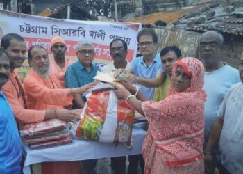 মালিপাড়া বস্তিতে অগ্নিকান্ডে ক্ষতিগ্রস্তদের মাঝে শঙ্কর মঠের মানবিক সহায়তা