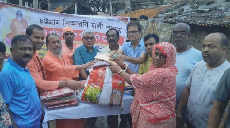 মালিপাড়া বস্তিতে অগ্নিকান্ডে ক্ষতিগ্রস্তদের মাঝে শঙ্কর মঠের মানবিক সহায়তা