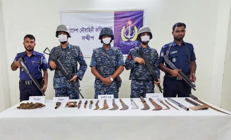 সন্দ্বীপে নৌবাহিনীর অভিযানে মাদক ও দেশীয় আগ্নেয়াস্ত্র উদ্ধার