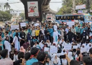 ষোলশহরে চট্টগ্রামে পলিটেকনিক ইনস্টিটিউটের শিক্ষার্থীদের সড়ক অবরোধ, যান চলাচল বন্ধ