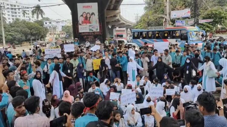 ষোলশহরে চট্টগ্রামে পলিটেকনিক ইনস্টিটিউটের শিক্ষার্থীদের সড়ক অবরোধ, যান চলাচল বন্ধ