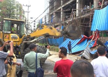 জামালখানে পাহাড় কেটে নির্মাণ করা হচ্ছিল বহুতল ভবন, ভেঙে ফেলছে চউক