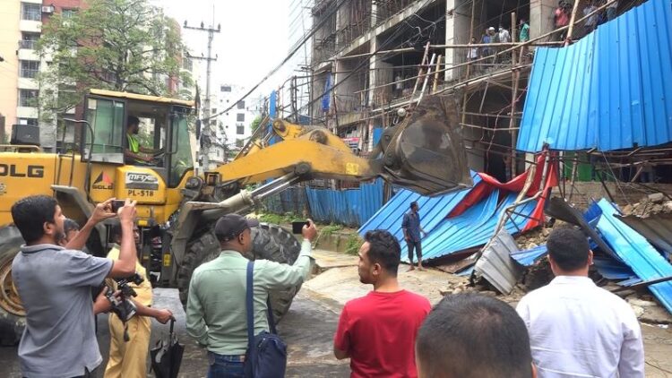 জামালখানে পাহাড় কেটে নির্মাণ করা হচ্ছিল বহুতল ভবন, ভেঙে ফেলছে চউক